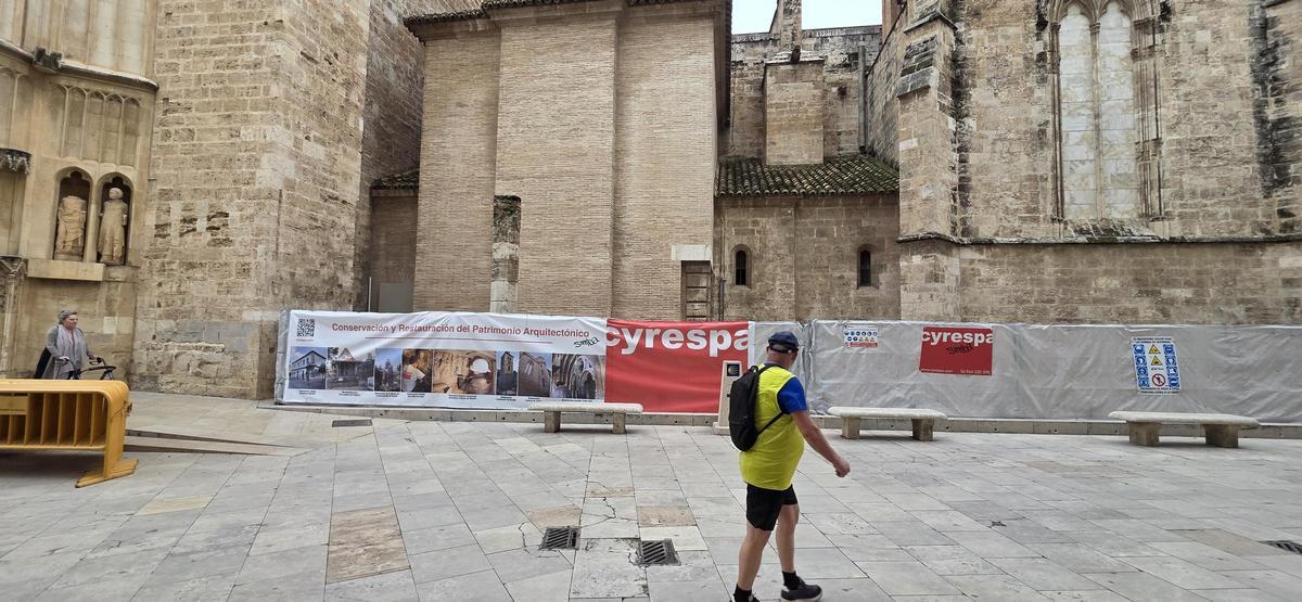 Vallas y lonas en la calle del Micalet