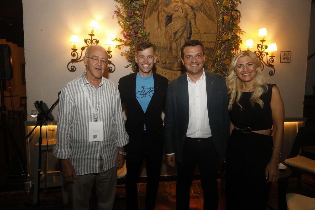 De izquierda a derecha, Mohamed Benchekroun, representante del Ayuntamiento de Marrakech, y el presidente de la OCPM, Bruno Marchand, junto al alcalde de Córdoba y a la delegada de Centro Histórico.