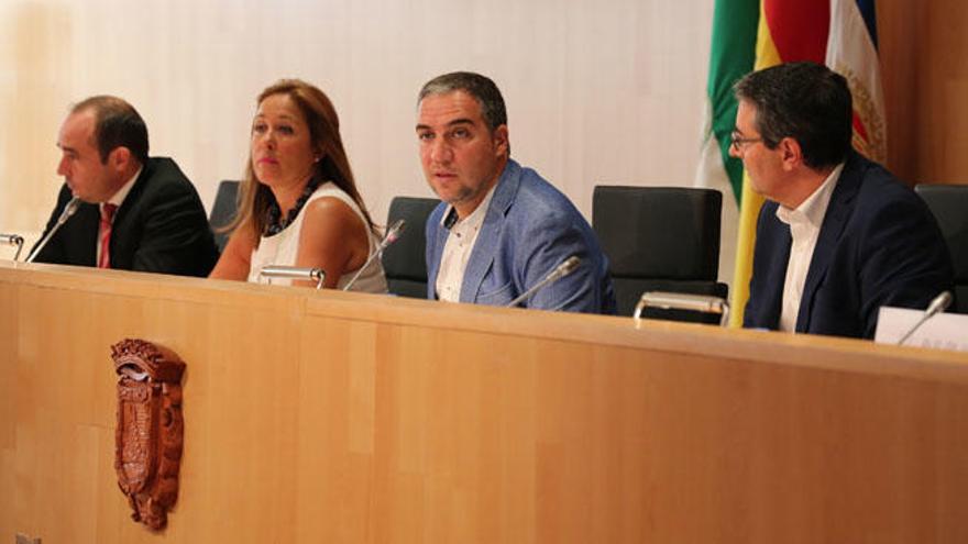 Elías Bendodo, en el centro, durante el pleno ordinario de la Diputación de Málaga celebrado ayer.