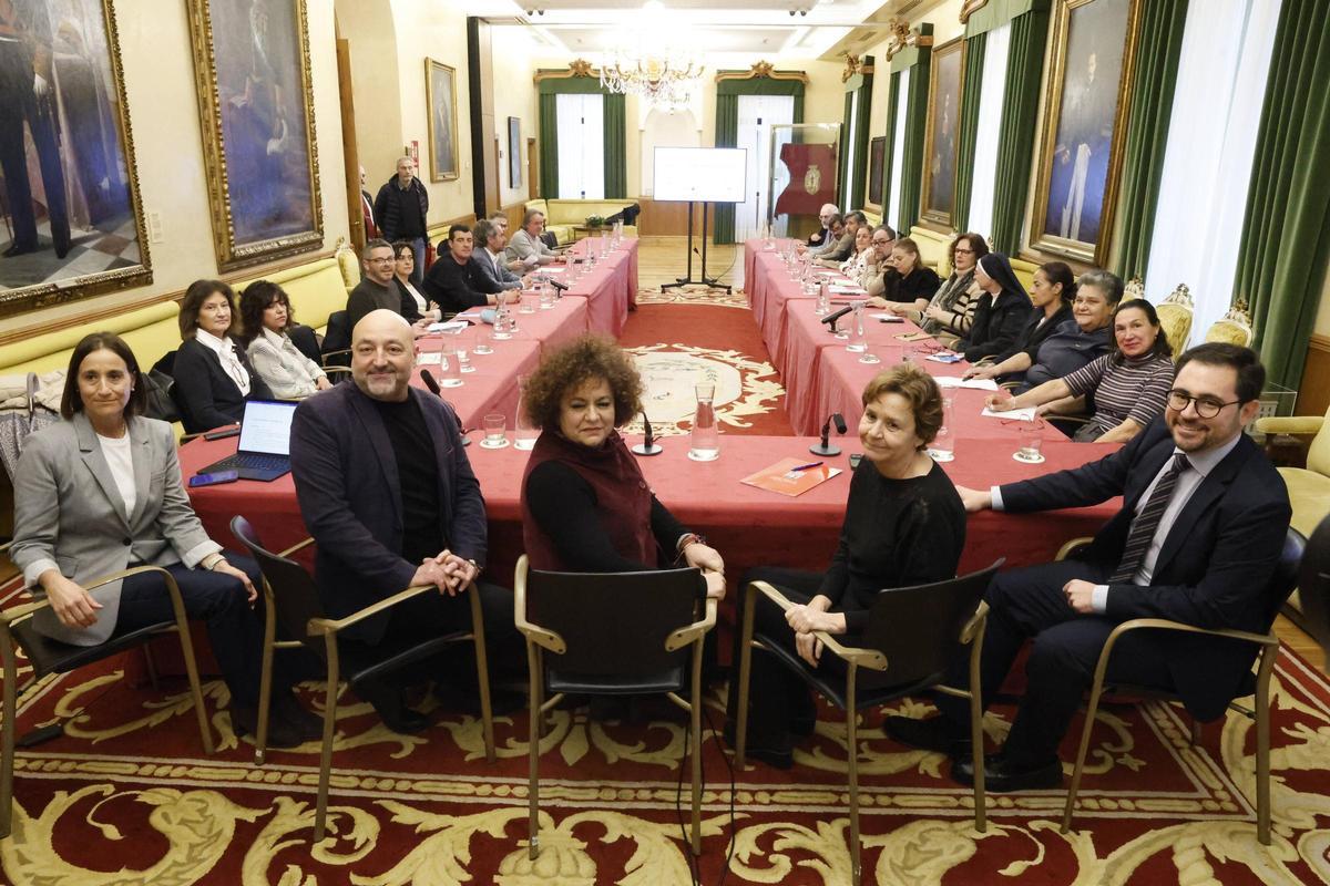 De izquierda a derecha, Covadonga Landín, Guzmán Pendás, Marta del Arco, Carmen Moriyón y Jaime Fernández-Paino, en la mesa presidencia de la reunión de la comisión estratégica de la Red de Inclusión Activa (Redia) de Gijón