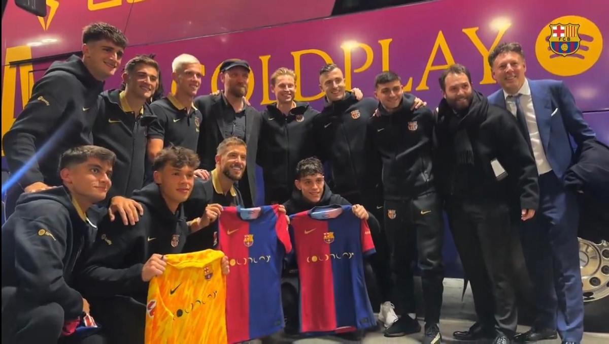 El comisionista Darren Dein, a la derecha de la foto con algunos jugadores del Barça después del 0-4 del Bernabéu