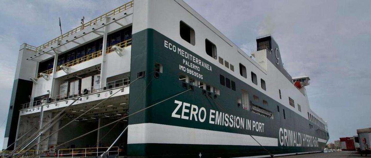 Imagen del buque ‘Eco Mediterránea’, amarrado ayer en el puerto de Palma.