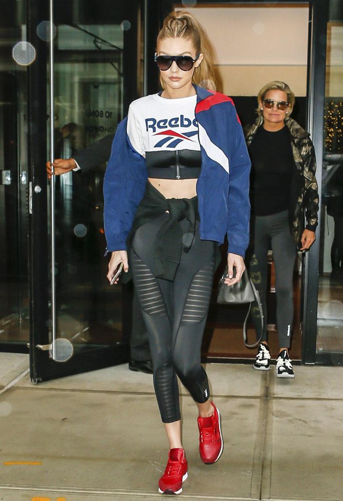 La modelo Gigi Hadid con total look Reebok