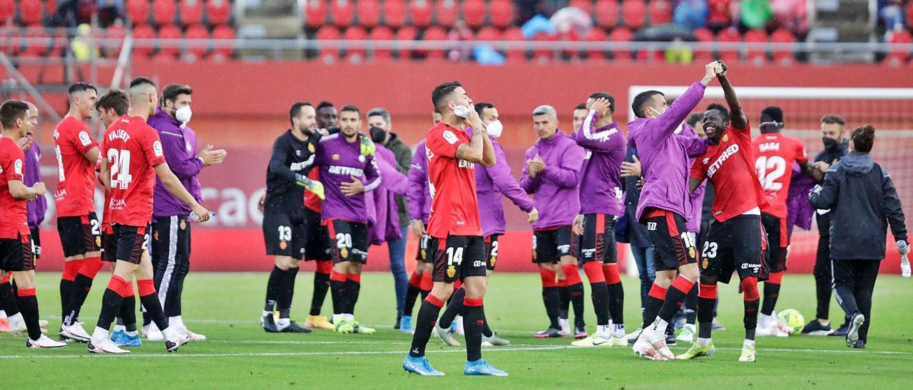 Los jugadores del Mallorca celebran el triunfo del pasado domingo ante el Real Zaragoza en Son Moix.