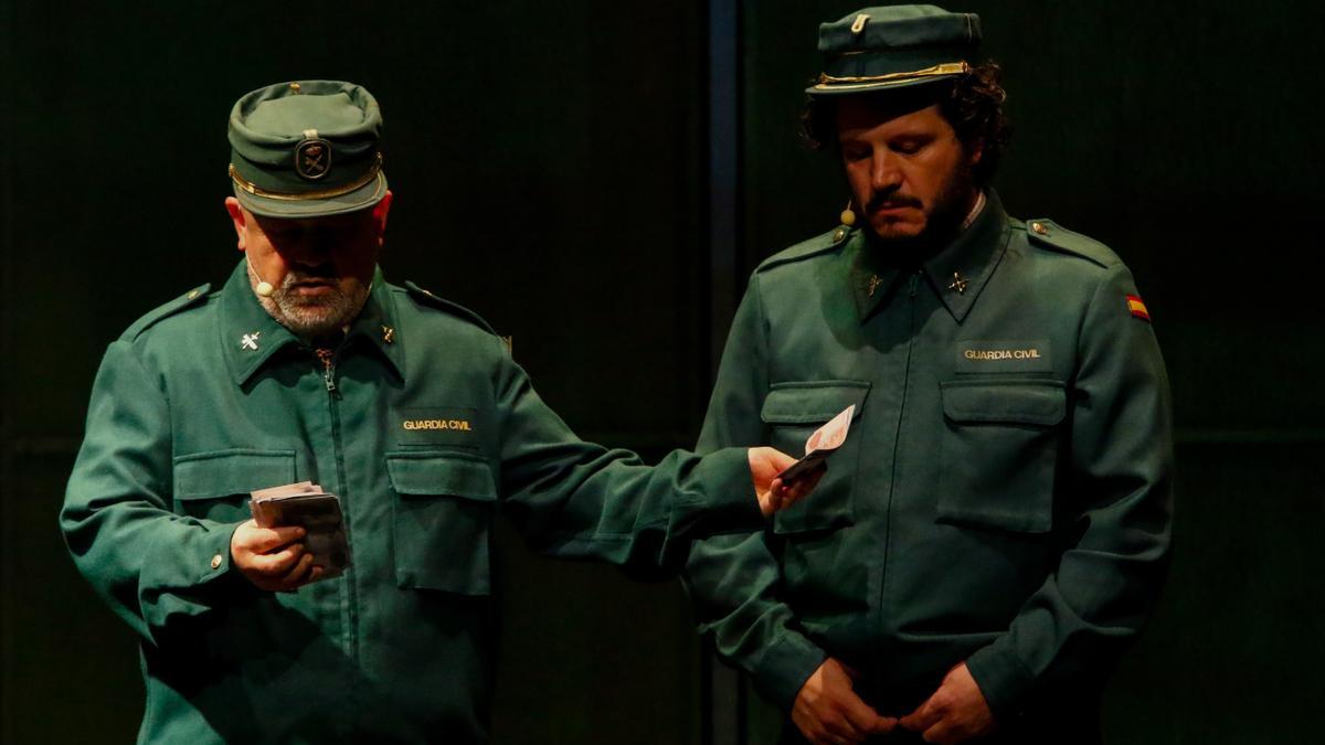 La Guardia Civil aparece en varias de las escenas de la entretenida representación de Fariña