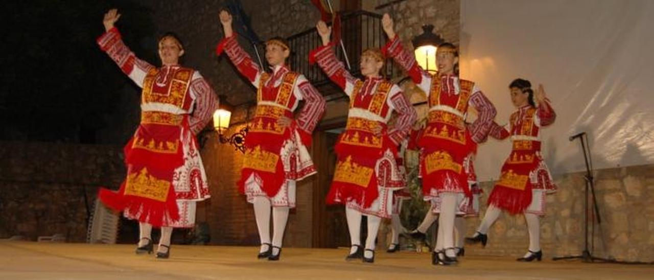Bailes tradicionales búlgaros en la Casa de la Cultura de Enguera.