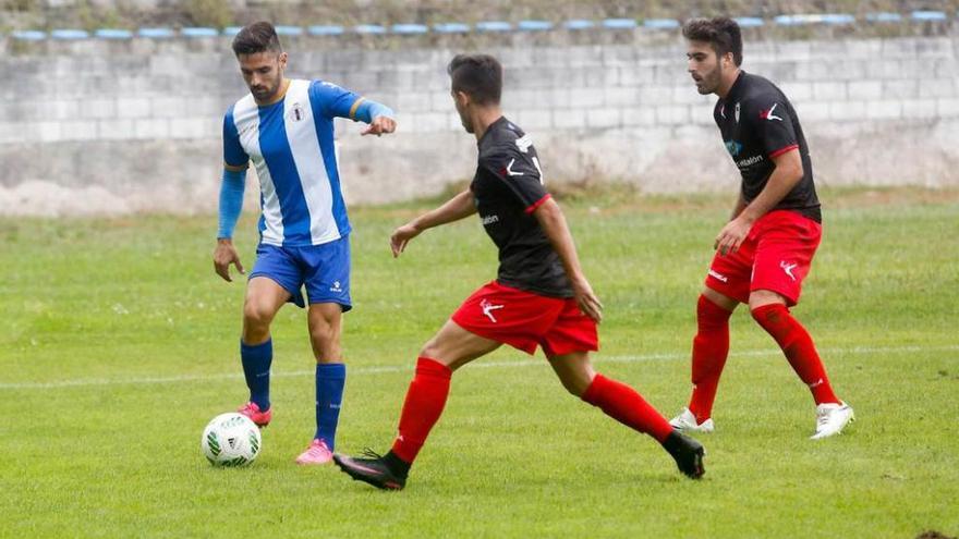 Jorge Rodríguez conduce el balón en el partido ante el Langreo en Copa Federación.