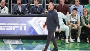 Una imagen de archivo del saliente entrenador de Bucks, Mike Budenholzer.