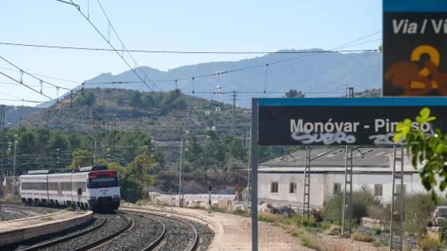 Un tren de cercanías circulando al mediodía de ayer por la estación de Monóvar sin detener la marcha.