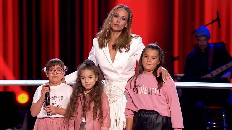 Las niñas, junto a la presentadora Eva González, esperan el veredicto de sus coaches.