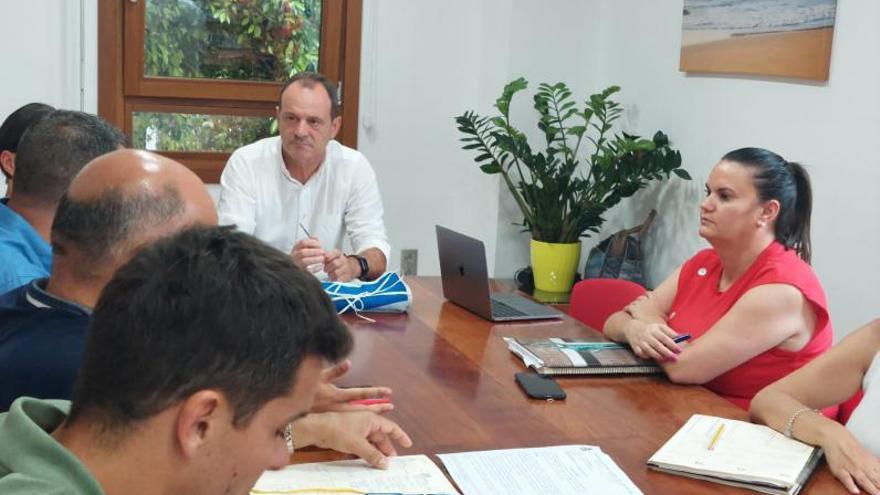 Óscar Hernández en una de las reuniones, esta mañana.