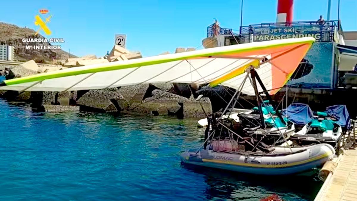 Imagen de un ala delta con una zodiac acoplada.