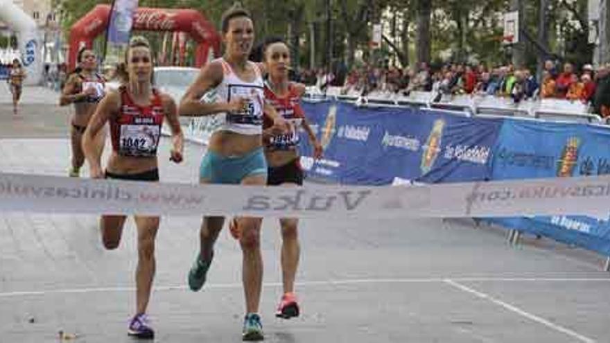 Diana Martín cruzando la meta por delante de las hermanas Fuentes Pila.