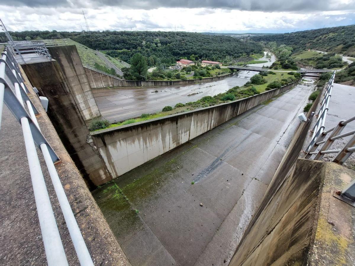 San Rafael de Navallana empieza a desembalsar 10 metros cúbicos por segundo
