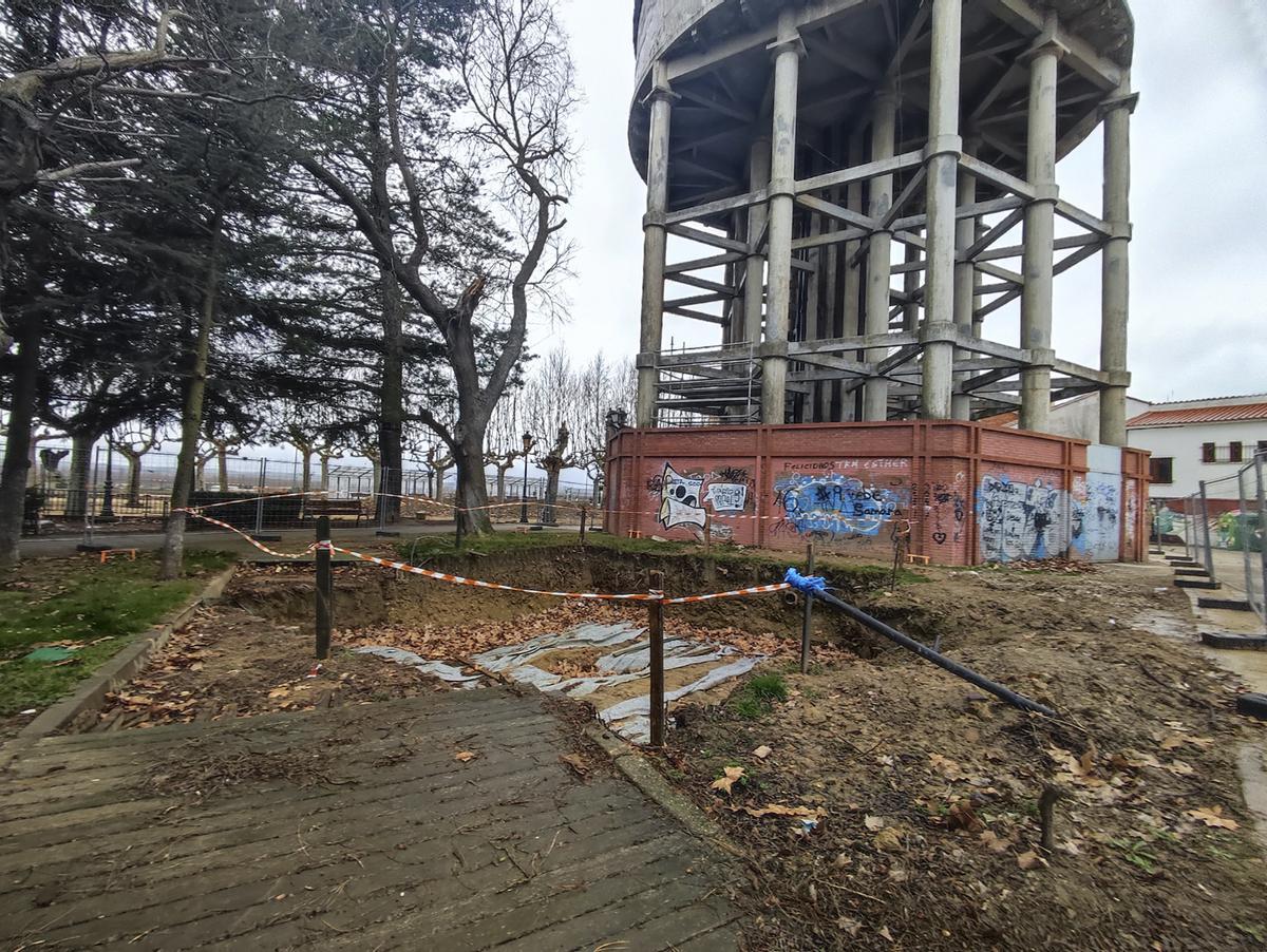 Zona de excavación junto al depósito de agua de la Mota.
