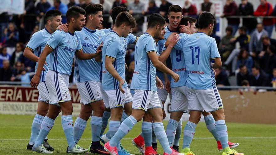 Los jugadores del Celta celebran el primer gol.