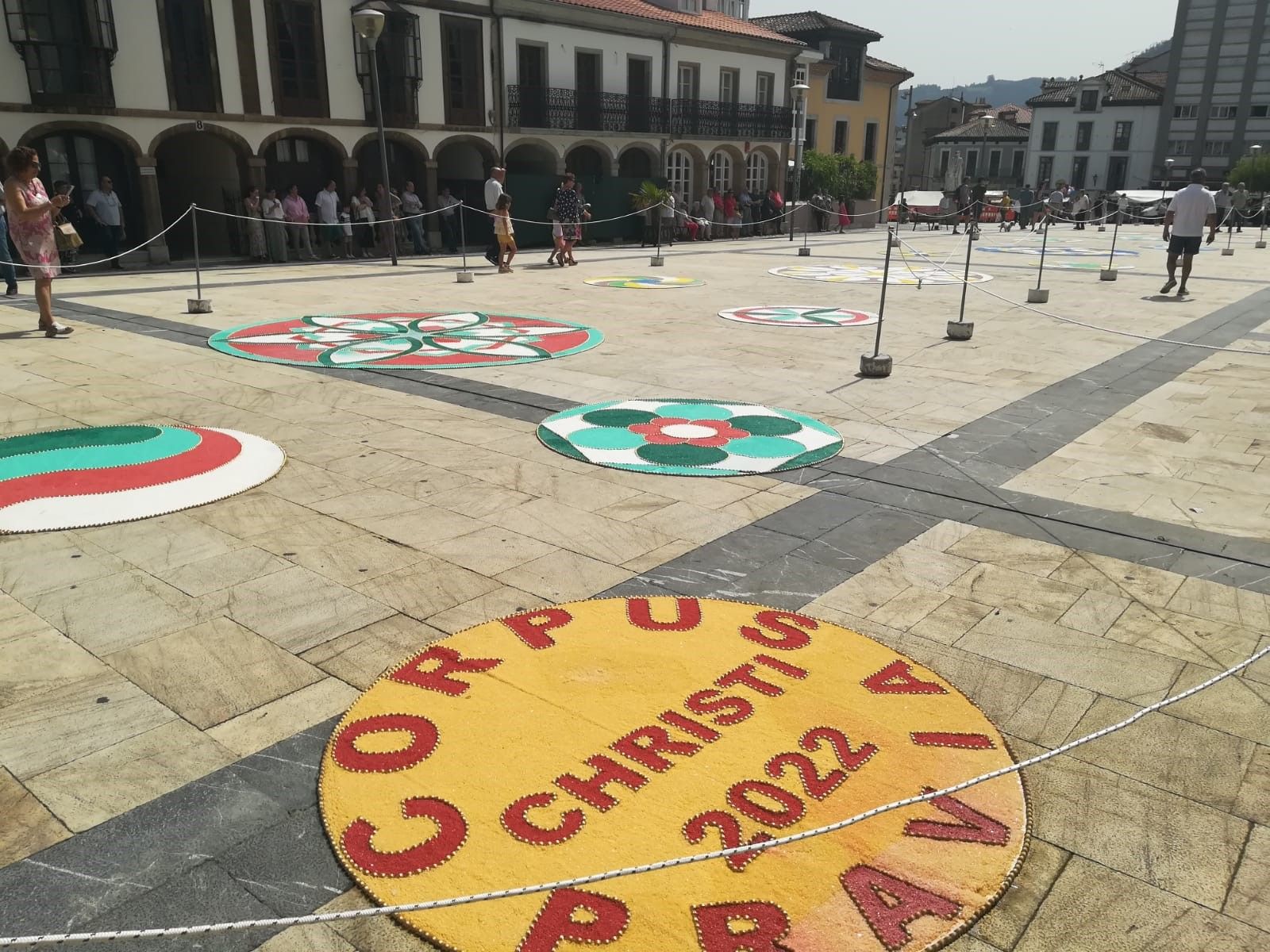 Pravia disfruta el Corpus y se llena de color con las alfombras ornamentales