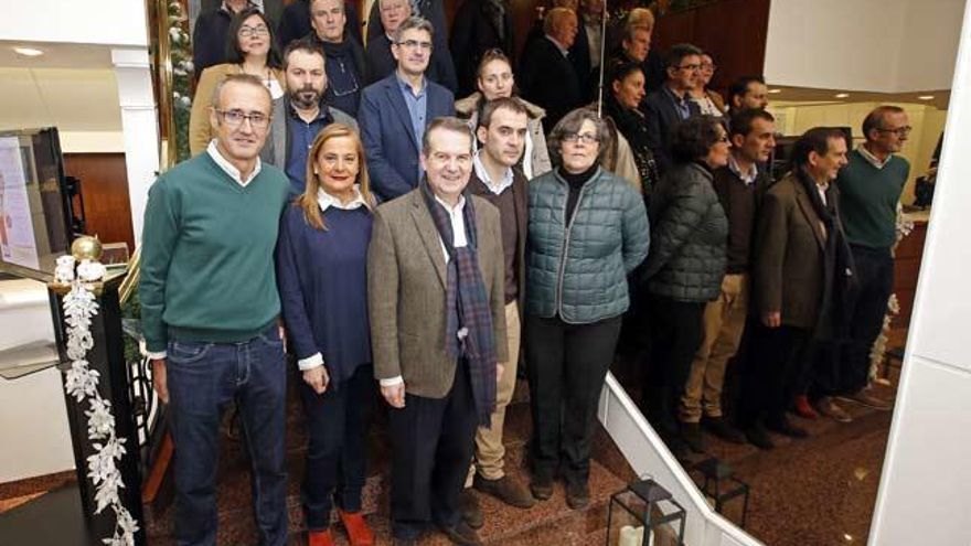Los alcaldes socialistas del Área posan tras la reunión de hoy. // Marta G. Brea