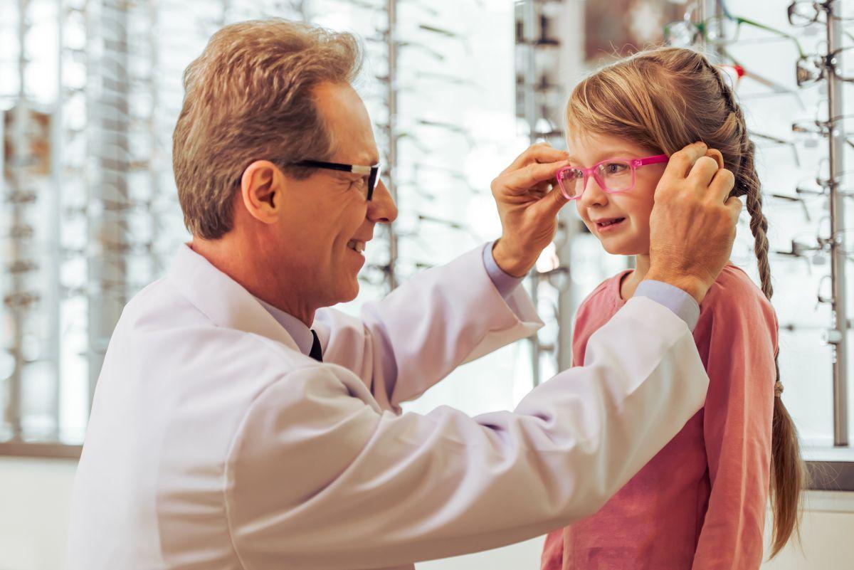 Con el ‘Plan Veo’, el Consejo General de Ópticos Optometristas regulará ayudas de 100€ a todos los niños y jóvenes de hasta 16 años.