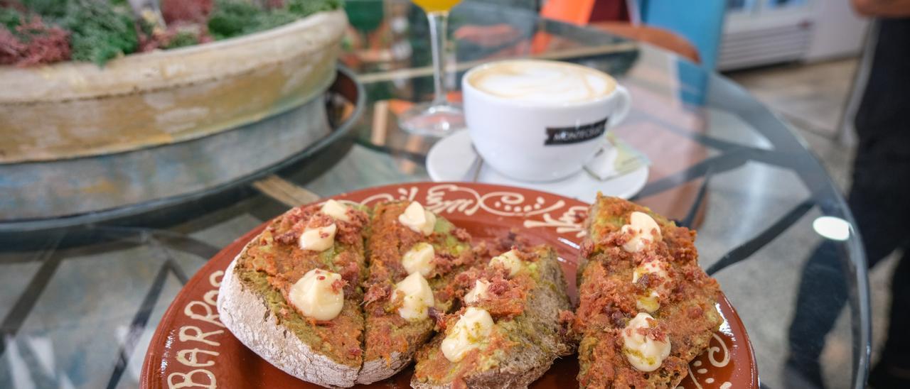 Tostada con crema de queso y arena de jamón de la cafetería Altai.