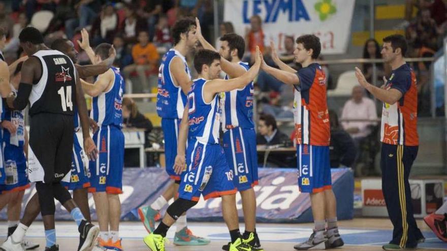 Varios jugadores del Leyma se saludan durante un partido.