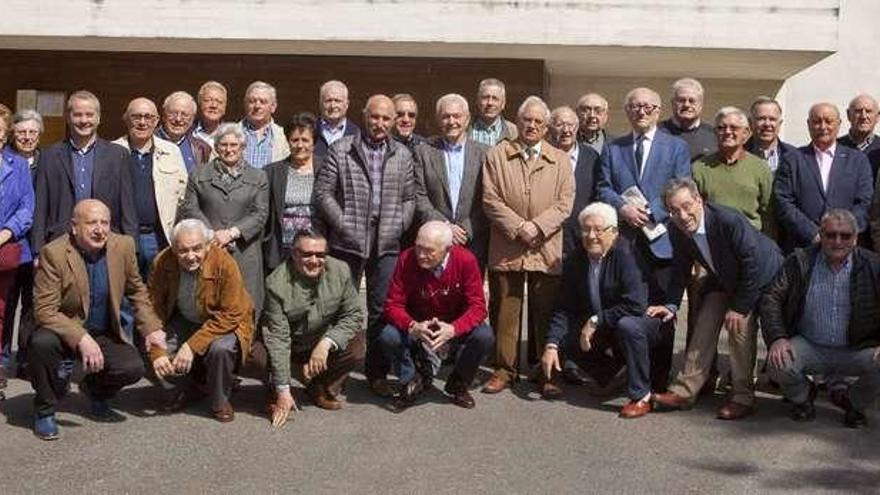 Parte de los cincuenta y cinco asistentes al encuentro anual, delante de la iglesia de San Julián de Box, al finalizar la misa.