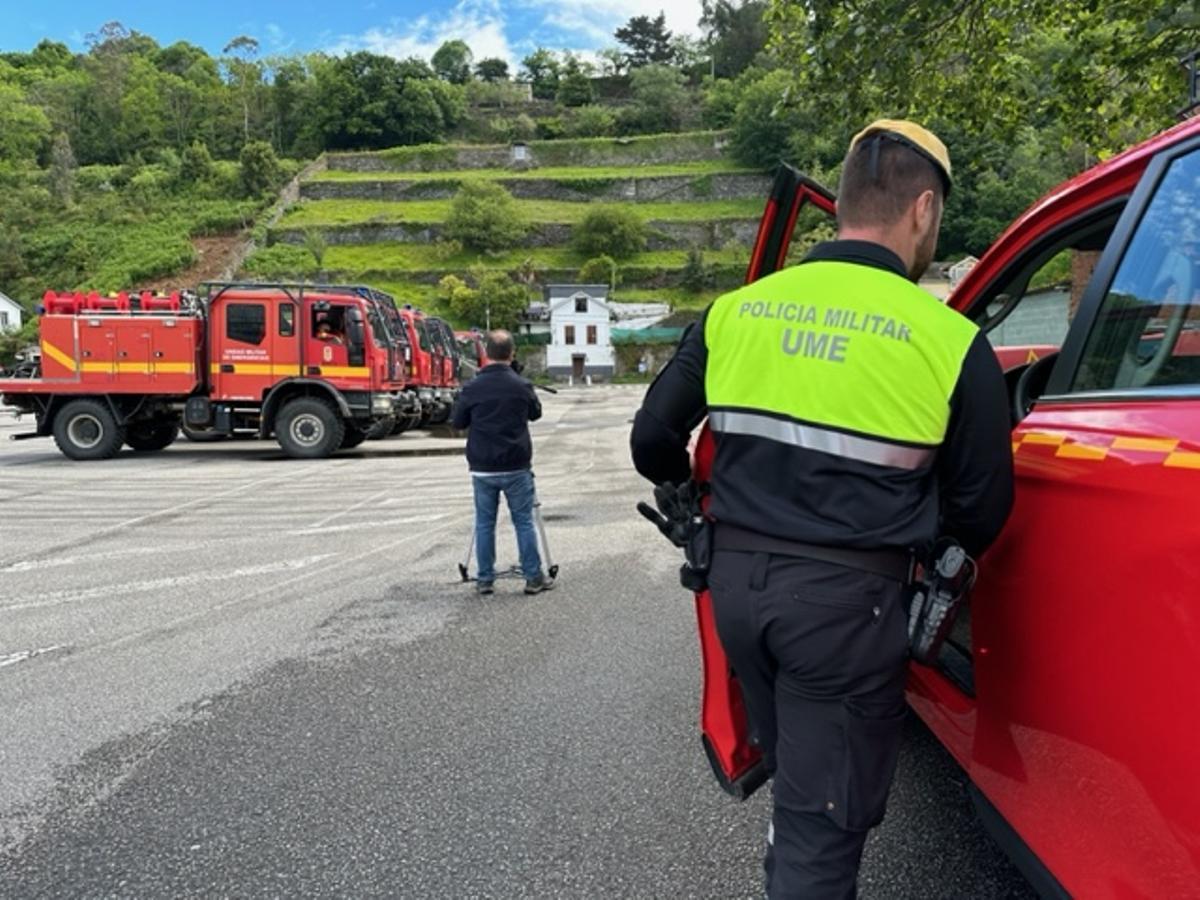 En imágenes: la llegada de la Unidad Millitar de Emergencias (UME) al polideportivo de Luarca