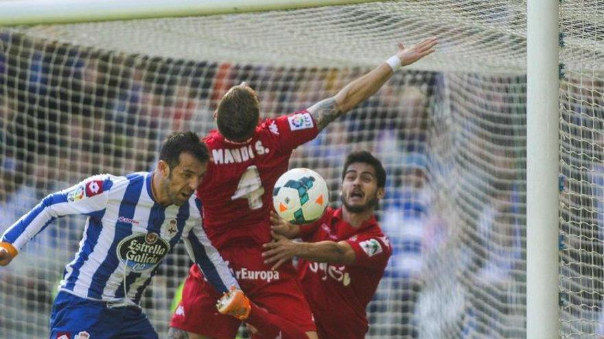 Marchena empuja a Mandi en la acción que supuso el empate del Deportivo de La Coruña. | la opinión de la coruña