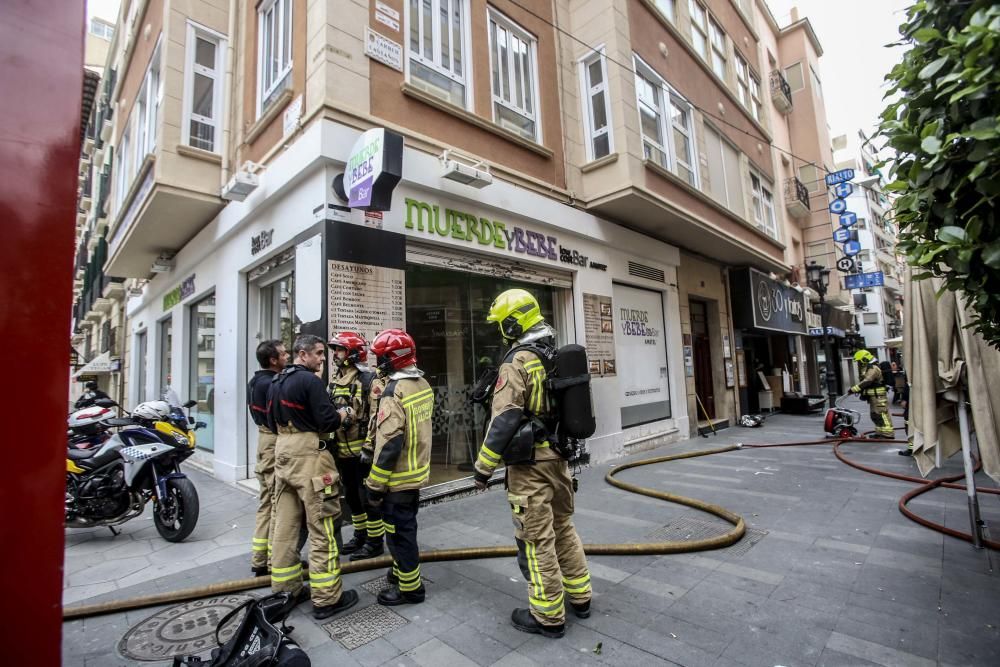 El suceso ha obligado a cortar al tráfico la calle del Teatro y el paso a la calle Castaños