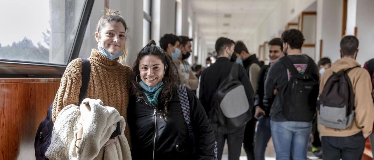 Aina Tur y Sílvia Moià son dos alumnas de las cuatro que cursan segundo de Informática en la UIB. | B.RAMON