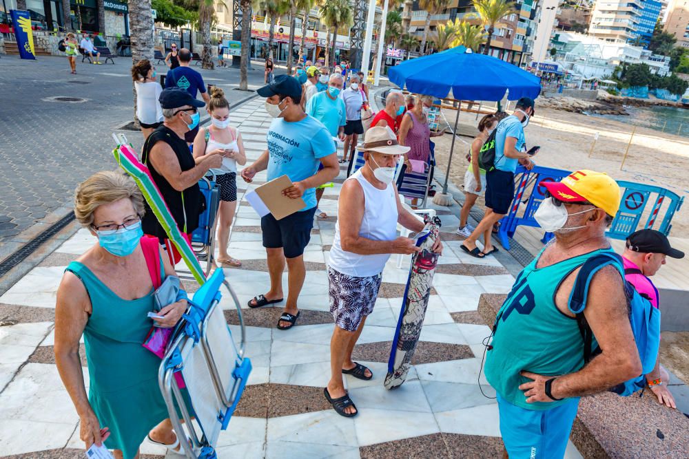 Colas de acceso a la playa el primer día de puesta en marcha del sistema de reservas de parcelas.