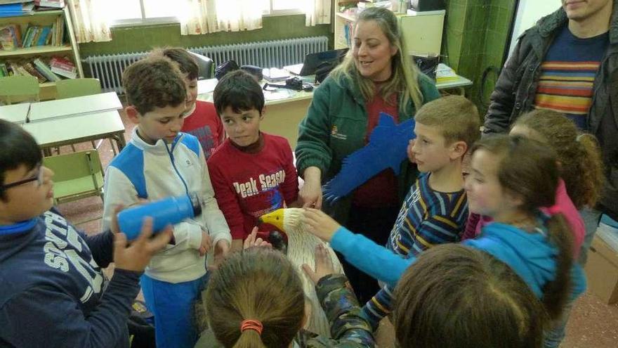 Un grupo de niños y niñas zamoranos durante una jornada formativa sobre el alimoche.