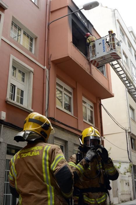 Inhaló humo procedente de la habitación contigua en la que se había generado el incendio.