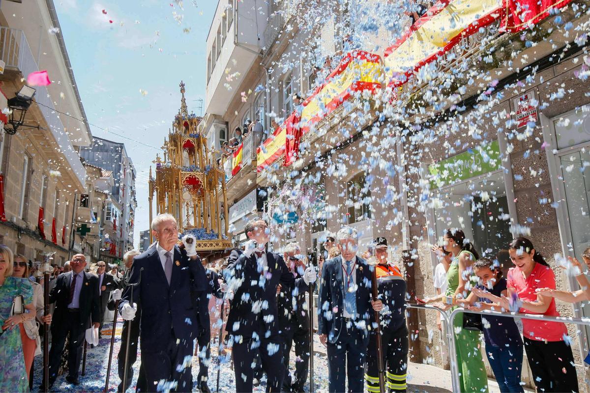 Ponteareas celebra la procesión del Corpus Christi con 35 alfombras florales Ponteareas celebra la procesión del Corpus Christi con 35 alfombras florales
