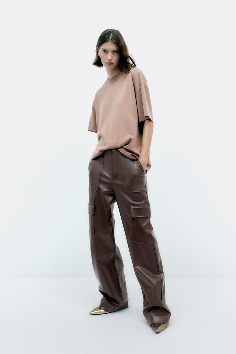 Pantalones cargo efecto piel de Zara