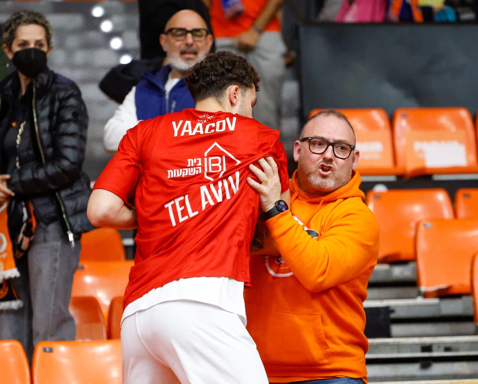Incidentes en La Fonteta con los jugadores del Hapoel al final del partido