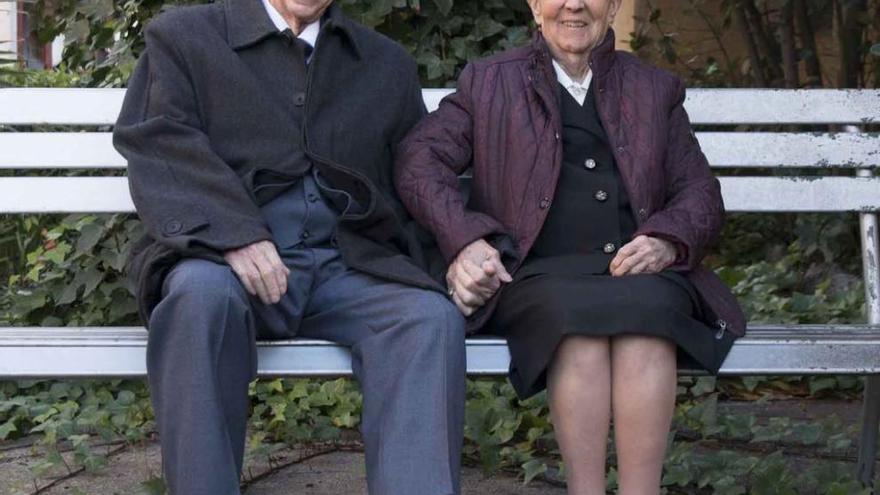 Fernando Barrio y Jerónimo Jodra agarrados de la mano tras cumplir 75 años de matrimonio.