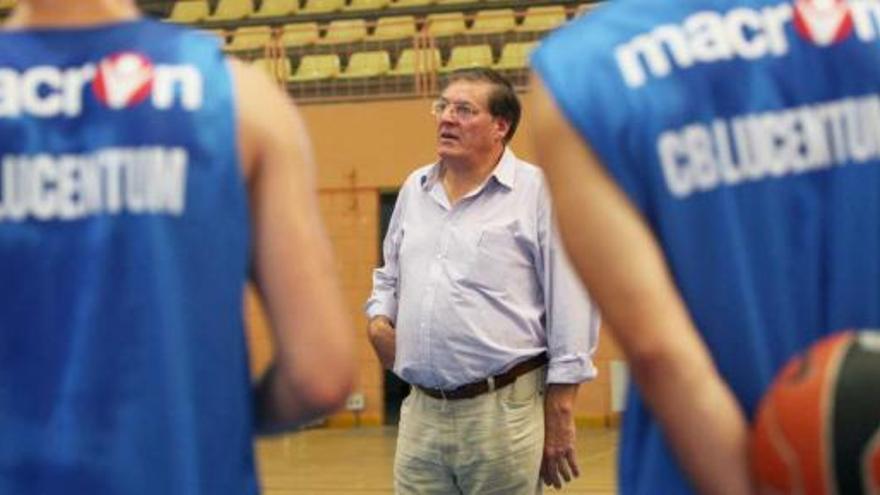 Miguel Cano se dirige a los jugadores en un entrenamiento.