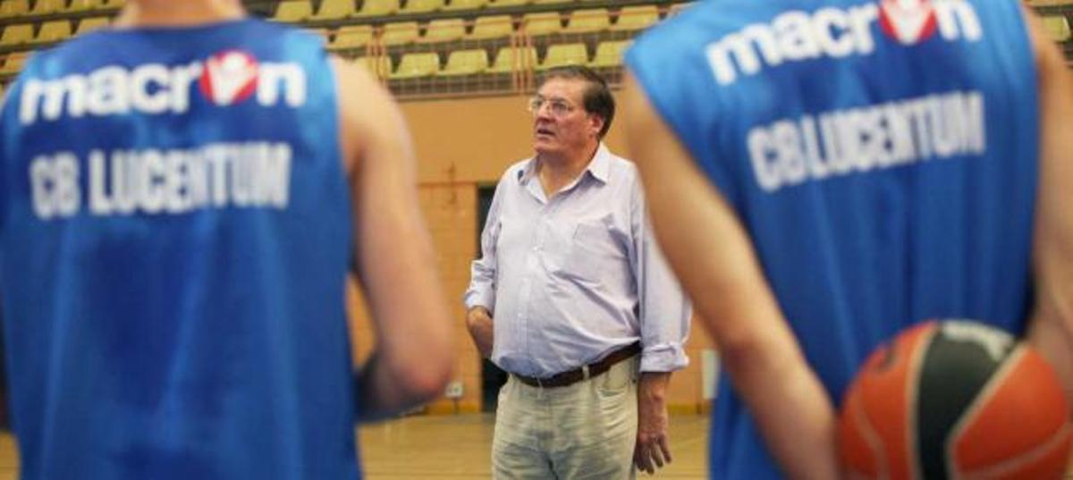 Miguel Cano se dirige a los jugadores en un entrenamiento.