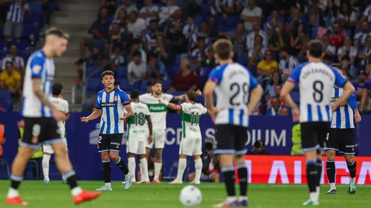 El Espanyol claudica contra el Elche pese a jugar contra diez durante más de 90 minutos