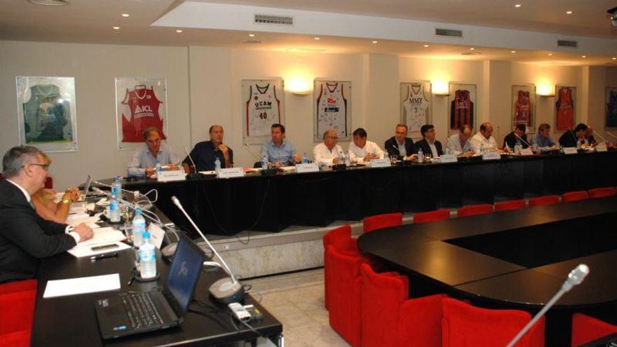 La ACB baja el cánon de ascenso pero no aprueba la reducción de la Liga