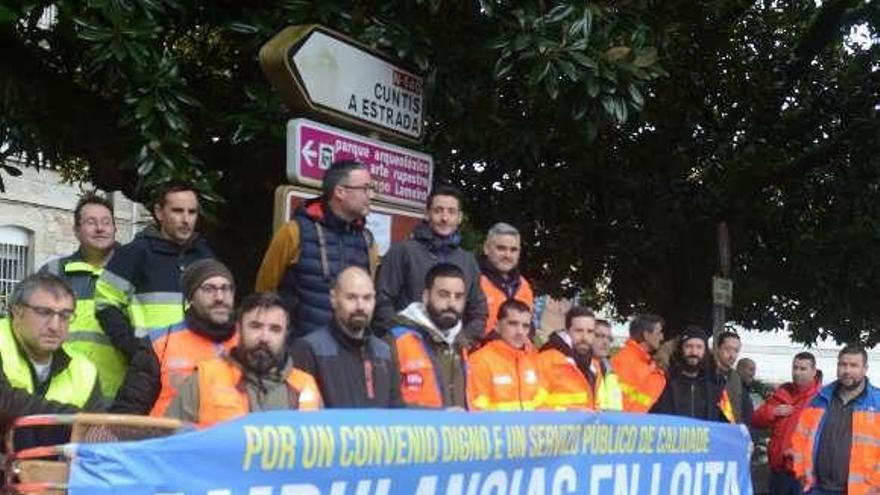 Los trabajadores concentrados en Caldas, ayer. // Noé Parga