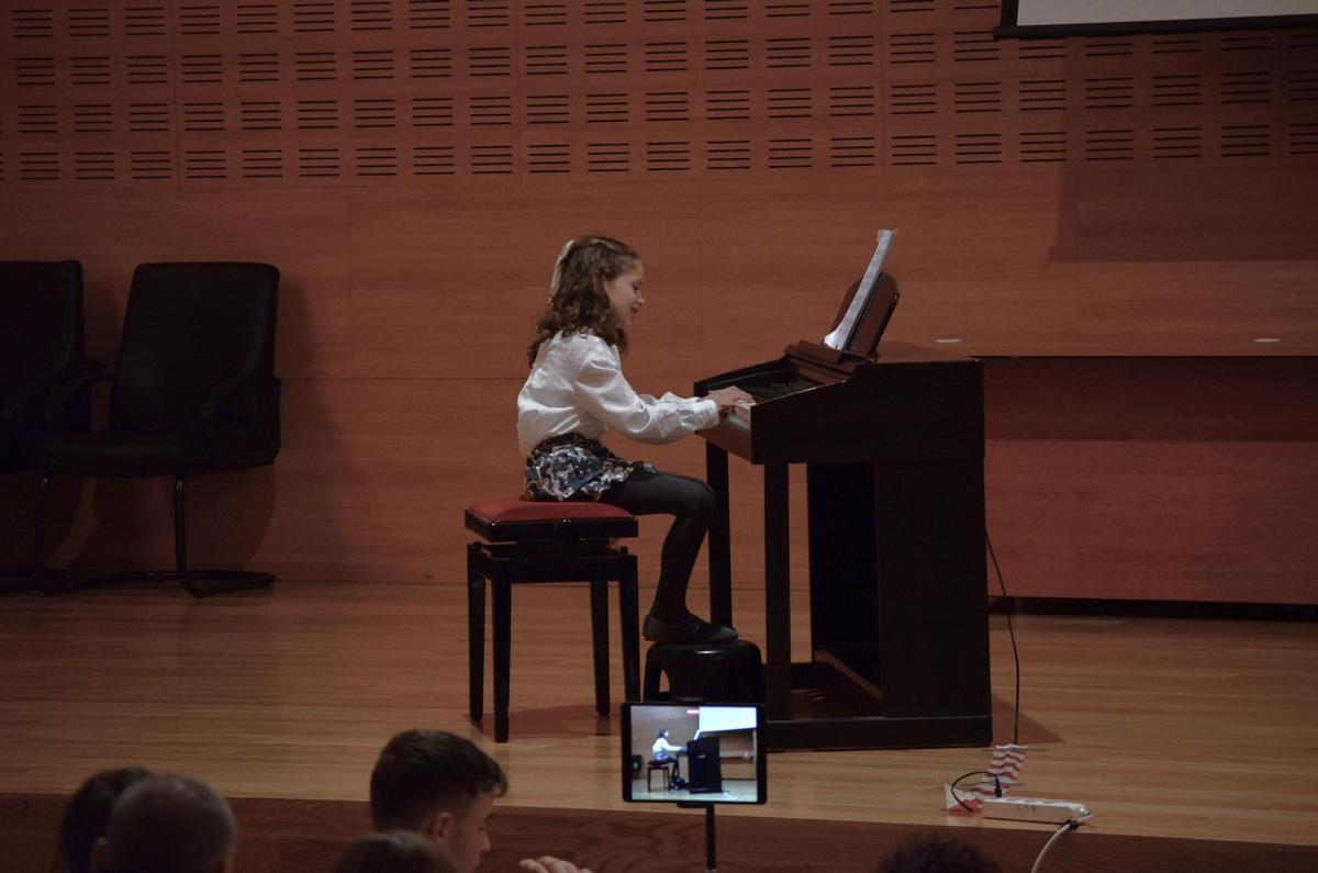 Una de las intérpretes, durante el concierto de piano.