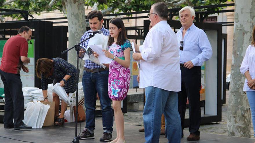 Cristina del Valle, ganadora de la categoría infantil, leyendo su relato.