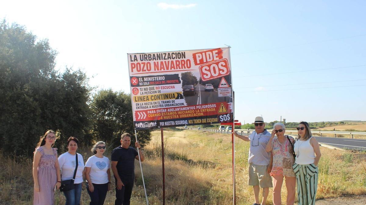 Vídeo | Vecinos de Pozo Navarro, en Badajoz, denuncian adelantamientos temerarios y reclaman una entrada segura