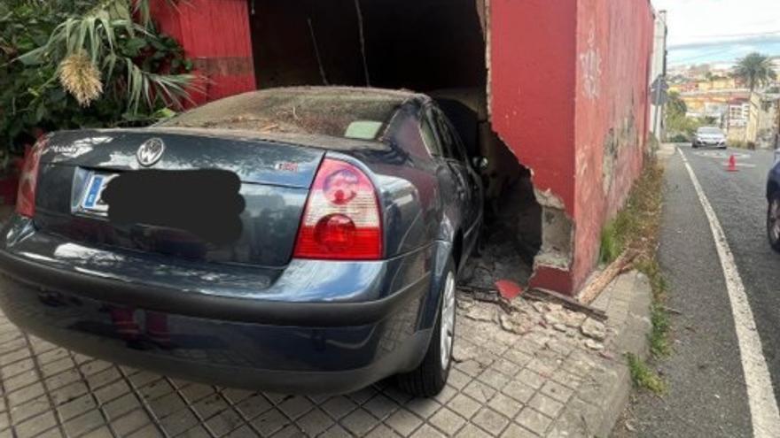 Un coche acaba empotrado contra una vivienda en Las Palmas de Gran Canaria