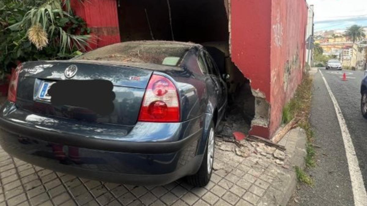 Imagen del coche accidentado durante el mediodía del pasado domingo en Almatriche, Las Palmas de Gran Canaria.