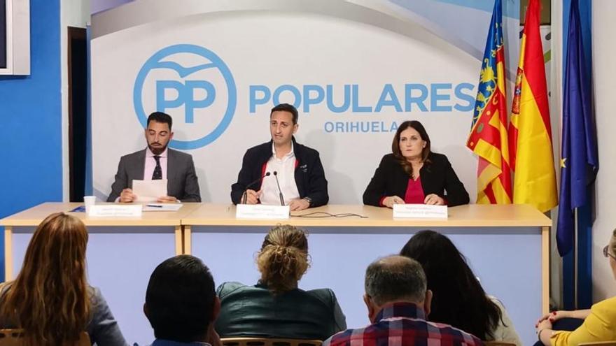 Aparicio, Sánchez y Cuartero, ayer, en la reunión con pedáneos en la sede el PP de Orihuela