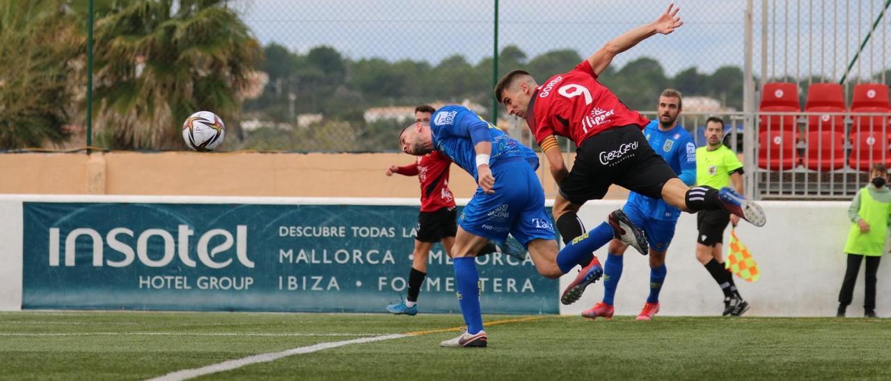 Gorriz ha puesto con este cabezazo el 1-0 en el marcador del Formentera-Andratx