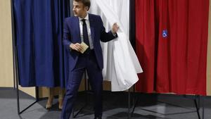 El presidente frances Macron votando en las elecciones de 2022.